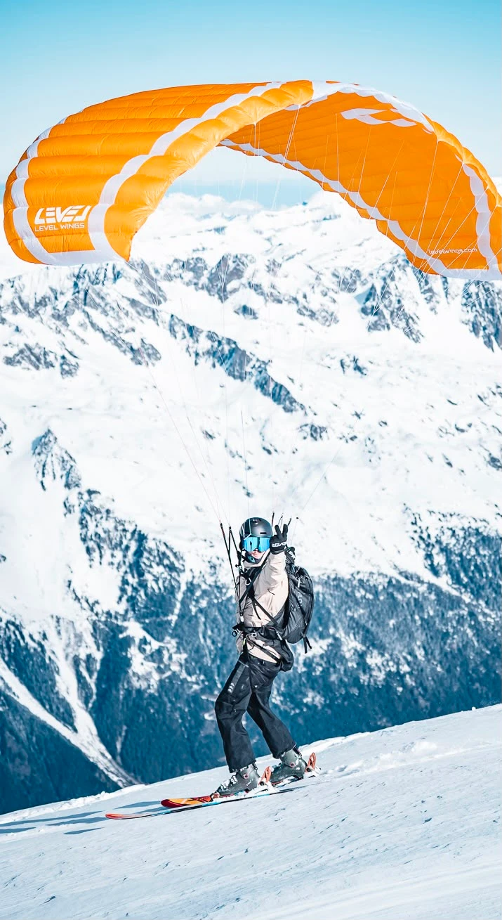 Pilote posé à ski face à la chaîne du Mont-Blanc