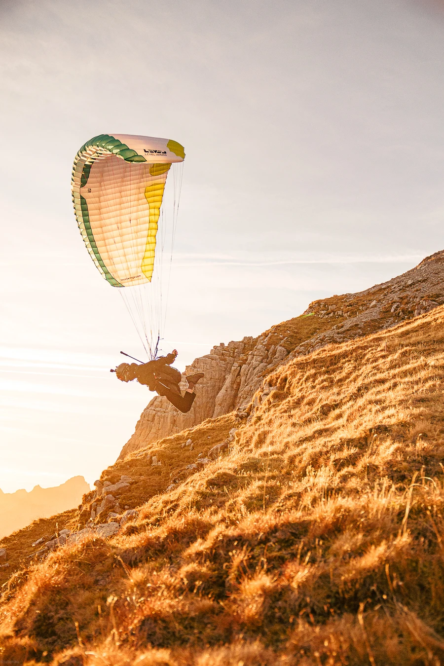 Speedflying au coucher du soleil, versant sud