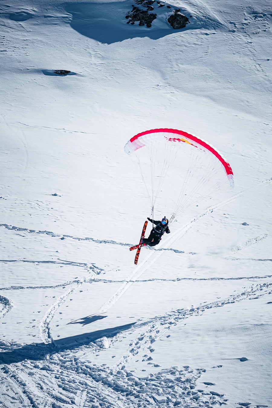 Speedriding, voile rouge et blanche au-dessus de la neige