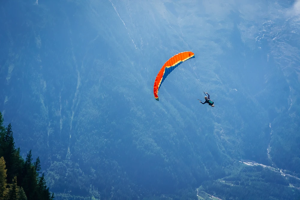Speedriding face caméra, voile orange déployée